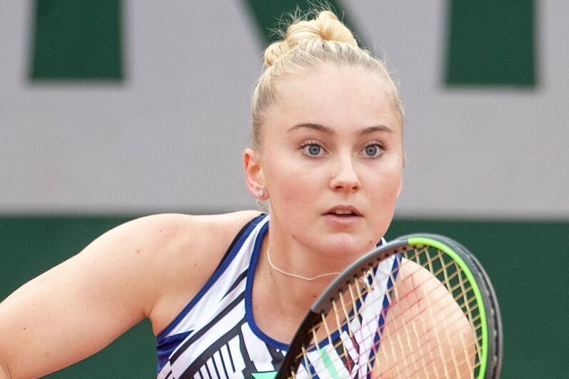 赛的一大冷, 美女在打出 赛的一大冷, 美女在打出